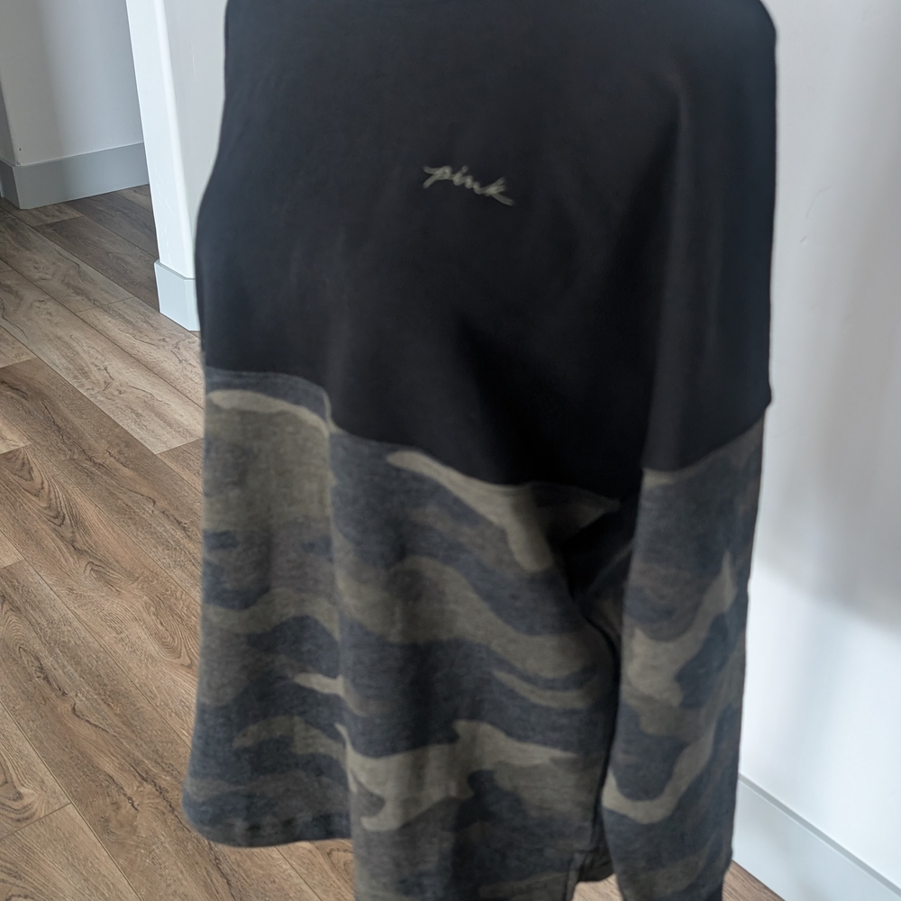PINK Victoria's Secret Black and Camouflage Men's Sweater - Picture 13 of 13